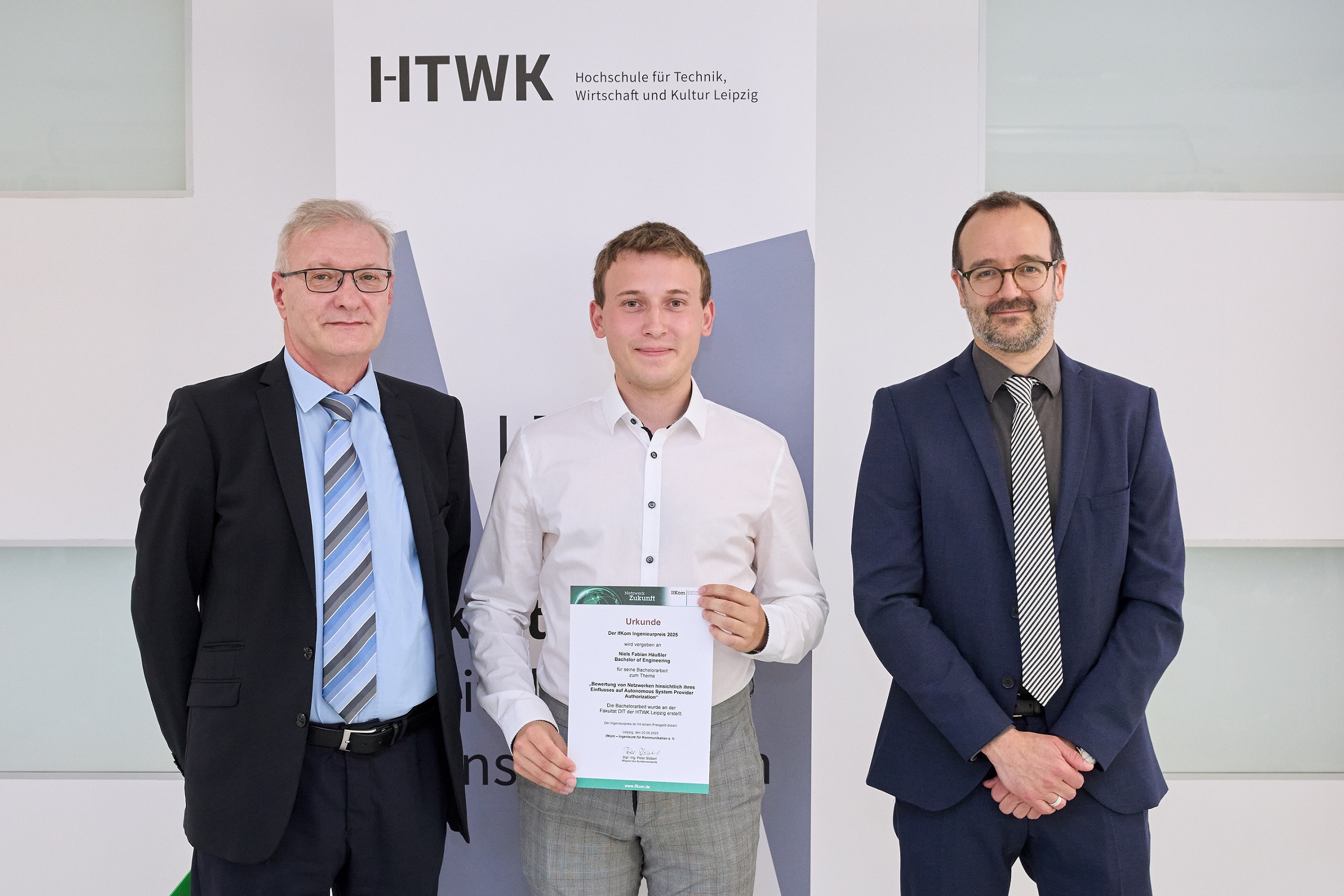 Foto v.l.n.r.: Peter Stöberl (IfKom), Niels Fabian Häußler, Prof. Dr. Michael Einhaus BU: Alexander Schmidt / punctum