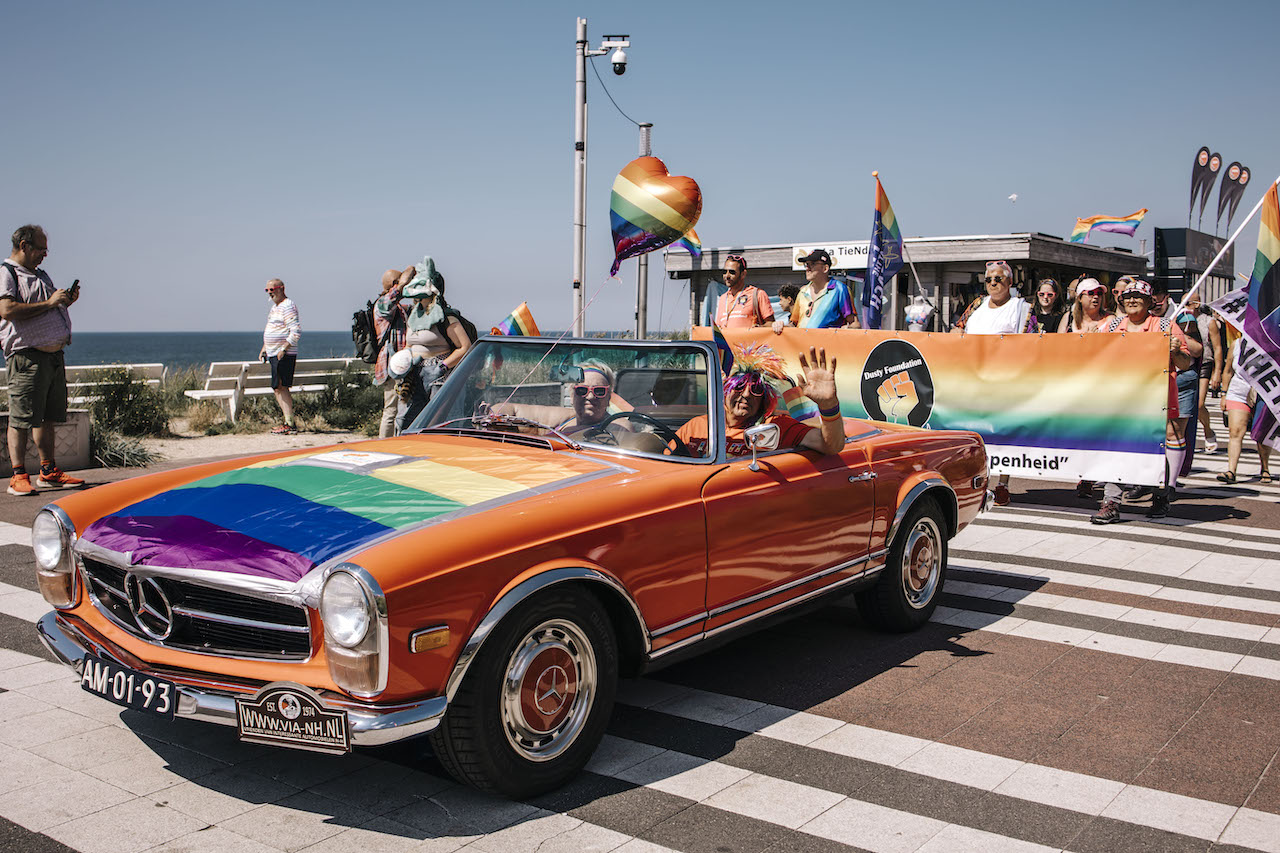Pride at the beach - Regenbogenauto (Bildquelle: Fotostudio Zandvoort)