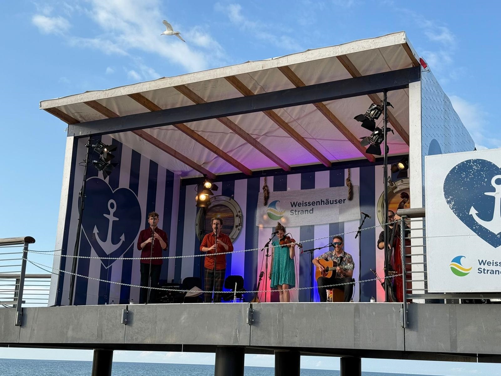 Strandkorbkonzert zum Schleswig-Holstein Musik Festival am Weissenhäuser Strand (Bildquelle: Ferien- und Freizeitpark Weissenhäuser Strand) Strandkorbkonzert zum Schleswig-Holstein Musik Festival am Weissenhäuser Strand (Bildquelle: Ferien- und Freizeitpark Weissenhäuser Strand)