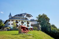 Gemütliche Sitzecken vor dem Schloss (Hotel Schloss Mittersill)