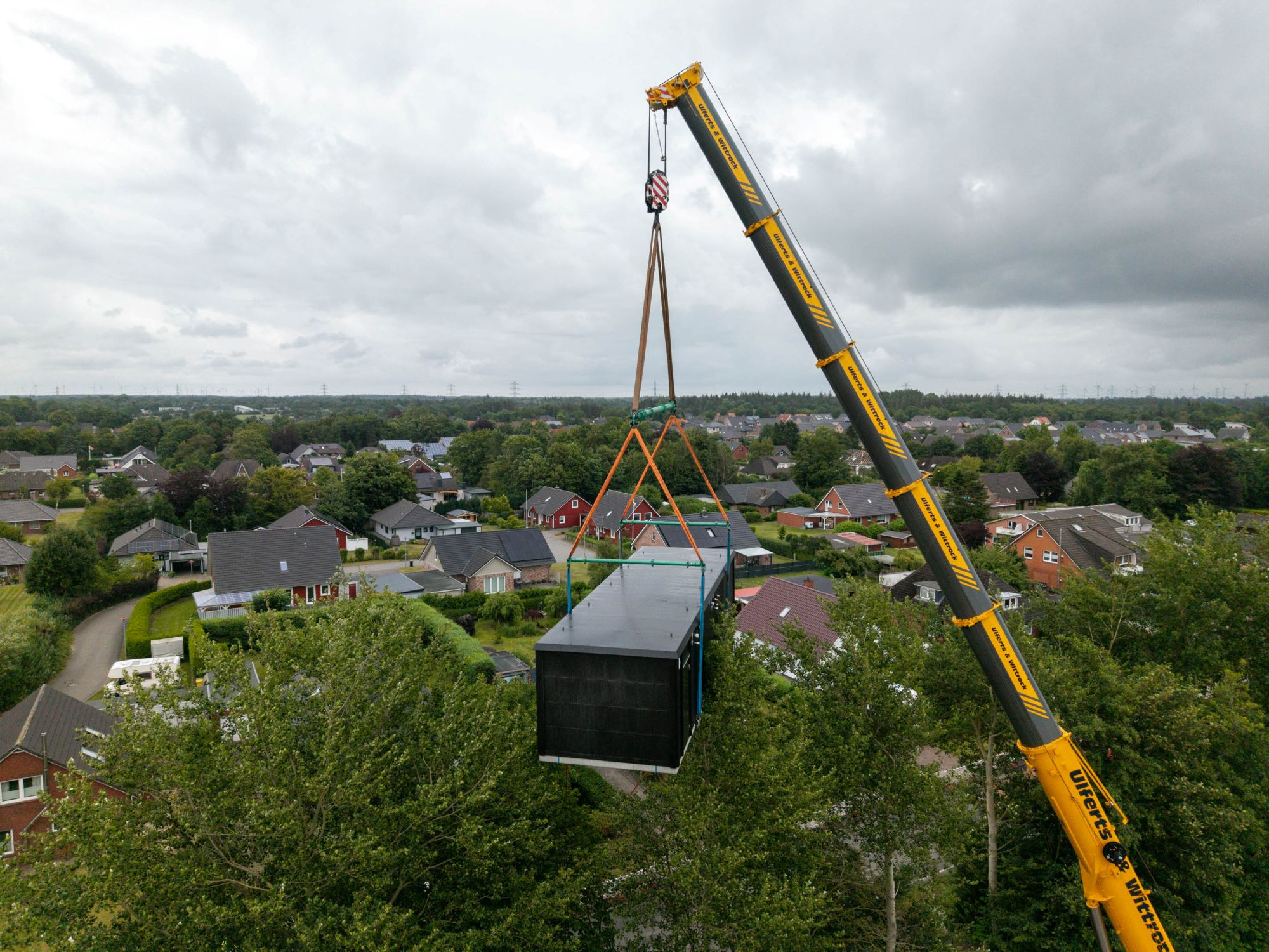 Die 38 Tonnen schwere Wärmebox wird vom Kran zunächst auf den Sportplatz am Redlingsweg gehoben.