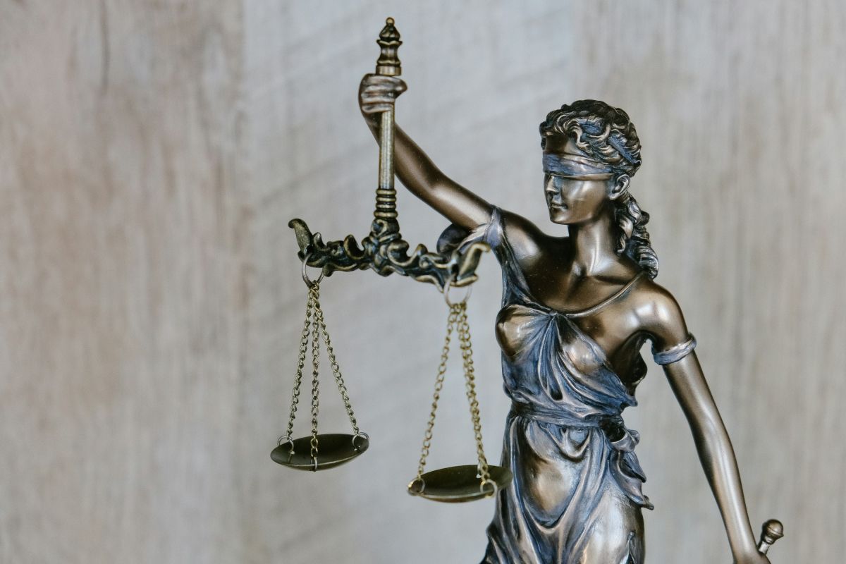 Bronzene Justitia-Statue - Symbol für Recht und Gerechtigkeit (© Tingey Injury Law Firm by Unsplash) Bronzene Justitia-Statue - Symbol für Recht und Gerechtigkeit (© Tingey Injury Law Firm by Unsplash)