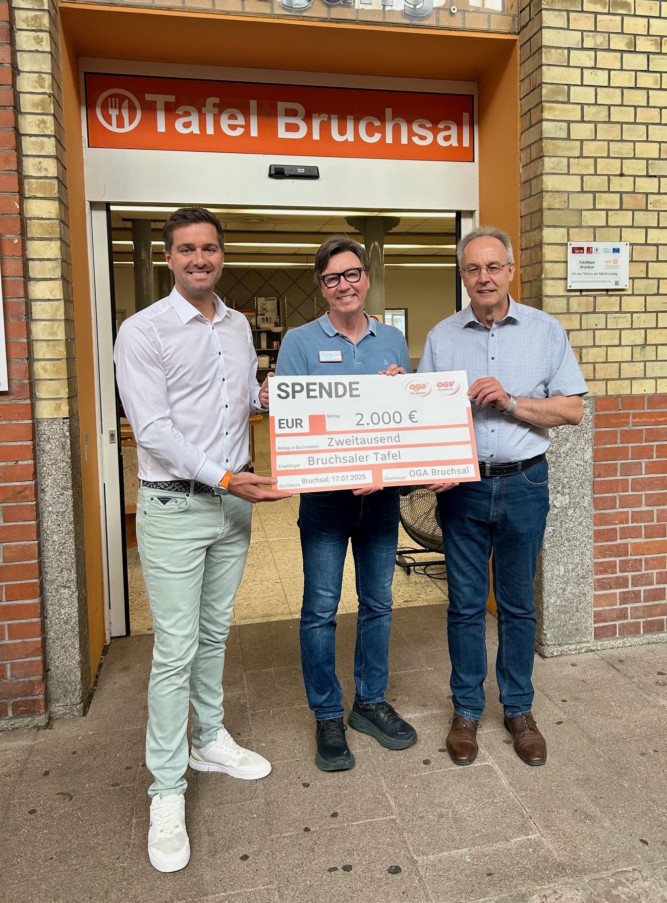 Übergabe der Spende bei der Tafel Bruchsal (v.l.: Falk Schlusnus, Geschäftsleitung OGA / OGV NORDBAD