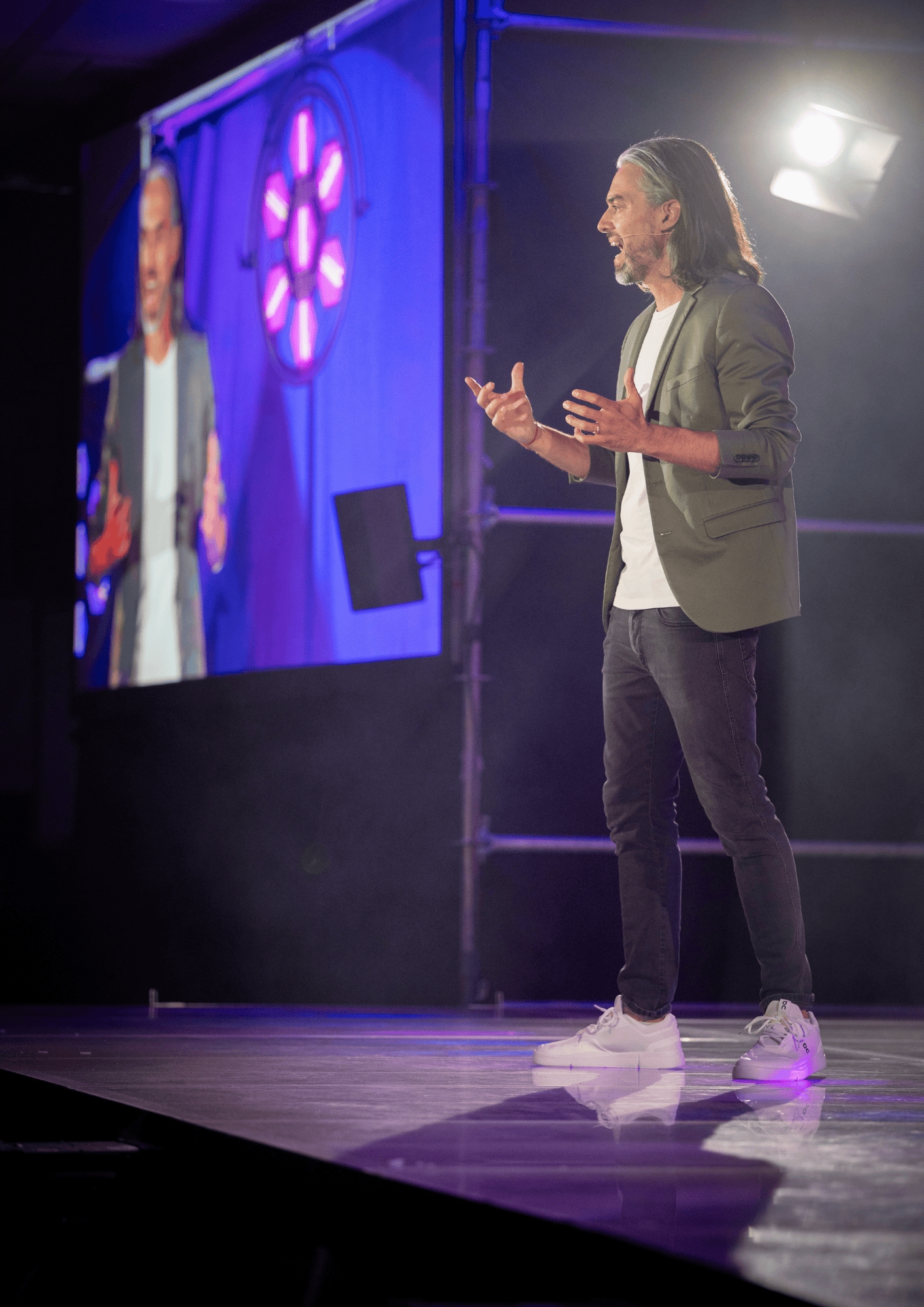 Hannes Hofmann beim 8. Internationalen Speaker Slam (Bildquelle: @ Justin Bockey)