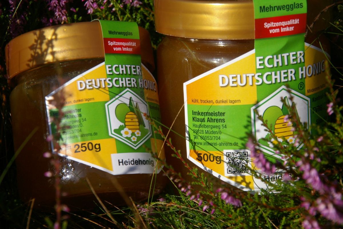 Ein Glas Heidehonig aus der Imkerei Ahrens Deutscher Honig (© Imkerei Ahrens Deutscher Honig) Ein Glas Heidehonig aus der Imkerei Ahrens Deutscher Honig (© Imkerei Ahrens Deutscher Honig)