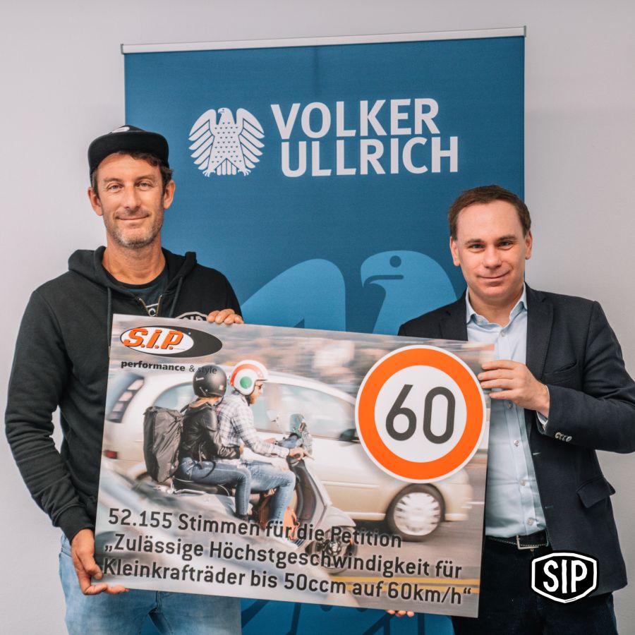 Die Übergabe der 52.155 Überschrifte an den Bundestagsabgeordneten Volker Ullrich (© SIP Scootershop)
