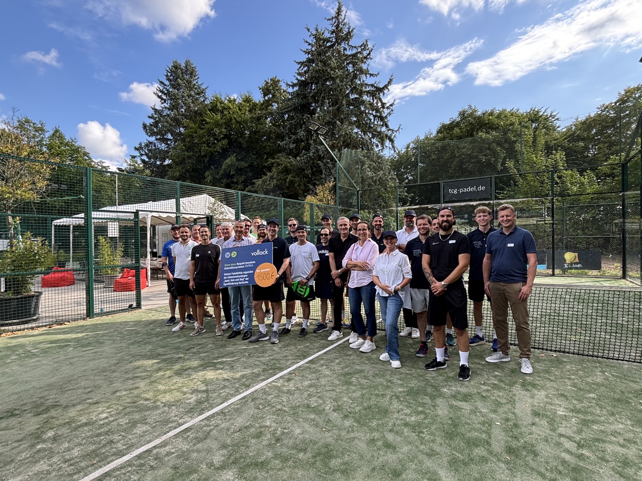 Bei"Vollack Padel&Help" schwangen rund 30 Freizeitsportlerinnen und -sportler die Schläger (Die Bildrechte liegen bei dem Verfasser der Mitteilung.) Bei"Vollack Padel&Help" schwangen rund 30 Freizeitsportlerinnen und -sportler die Schläger (Die Bildrechte liegen bei dem Verfasser der Mitteilung.)