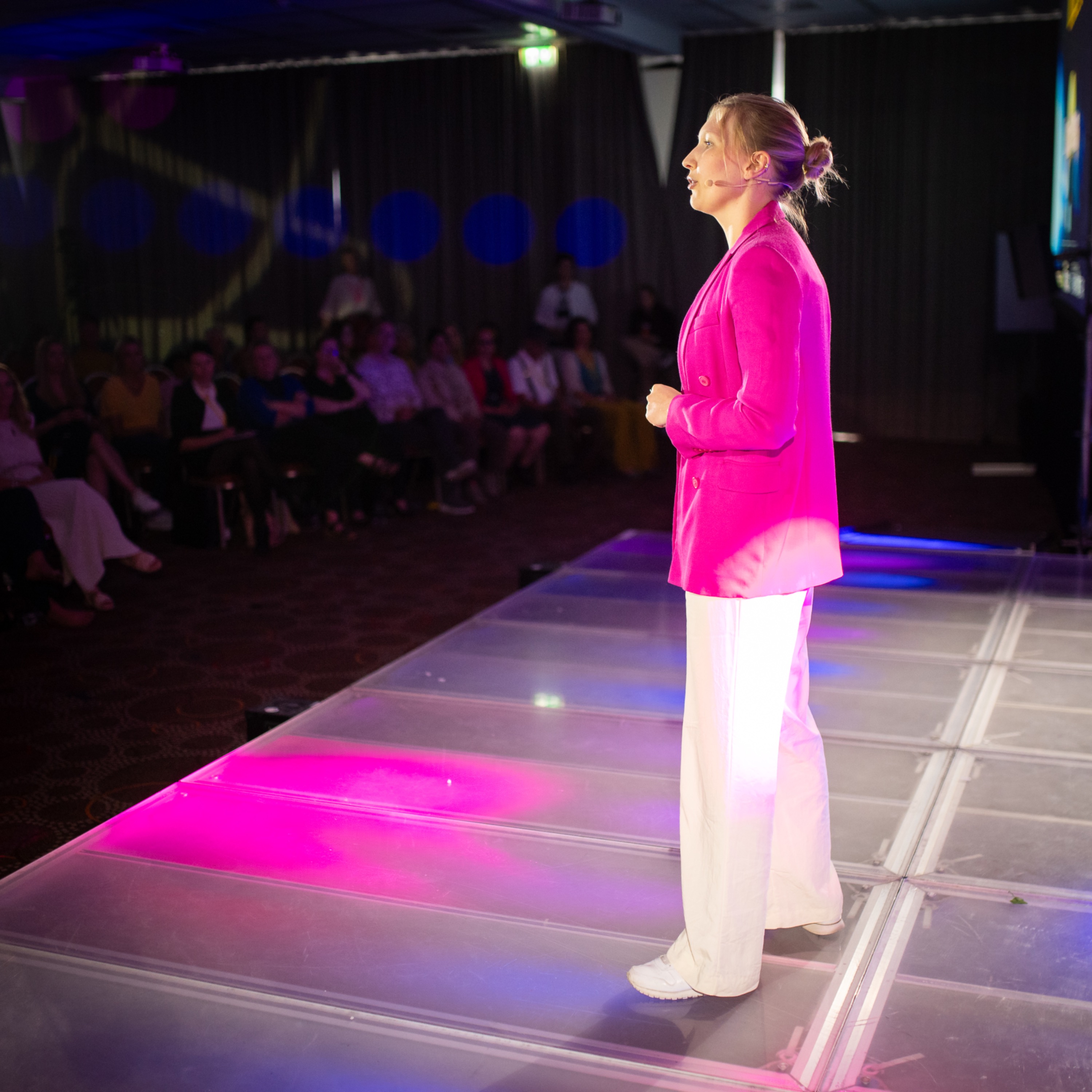 Lisa Peters bei ihrer Rede auf dem internationalen Speaker Slam (Foto: Justin Bockey) (Die Bildrechte liegen bei dem Verfasser der Mitteilung.) Lisa Peters bei ihrer Rede auf dem internationalen Speaker Slam (Foto: Justin Bockey) (Die Bildrechte liegen bei dem Verfasser der Mitteilung.)