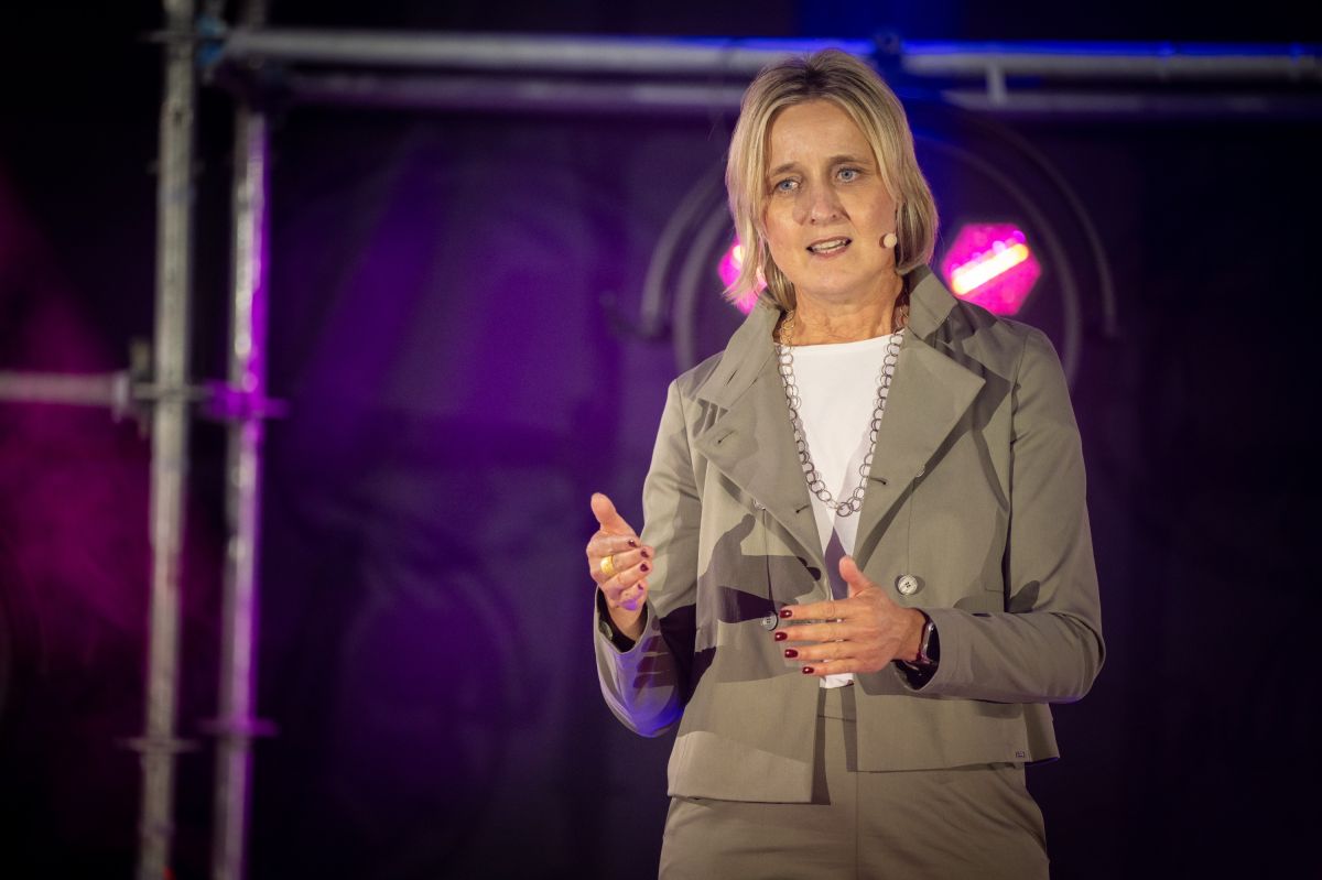 Tanja Otto beim International Speaker Slam in Wiesbaden (© Justin Bockey)