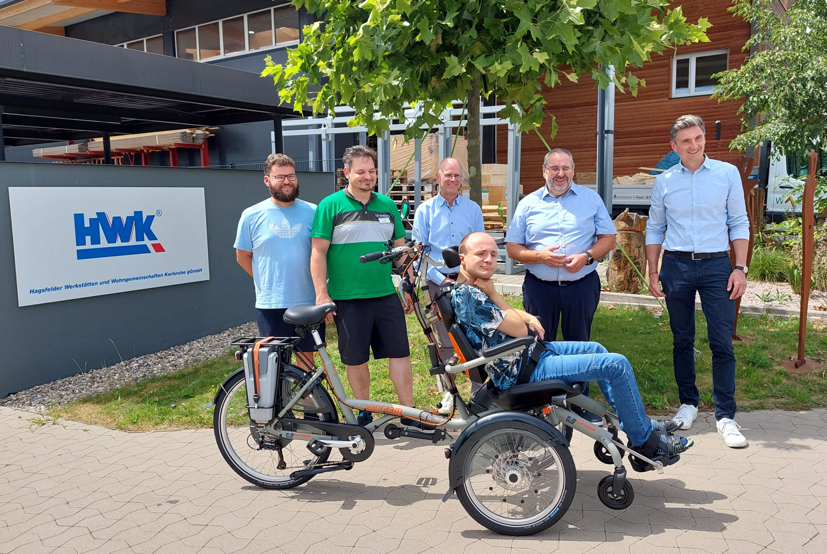 Übergabe des elektrischen Rollstuhlfahrrads in der HWK Betriebsstätte Rheinstetten Übergabe des elektrischen Rollstuhlfahrrads in der HWK Betriebsstätte Rheinstetten
