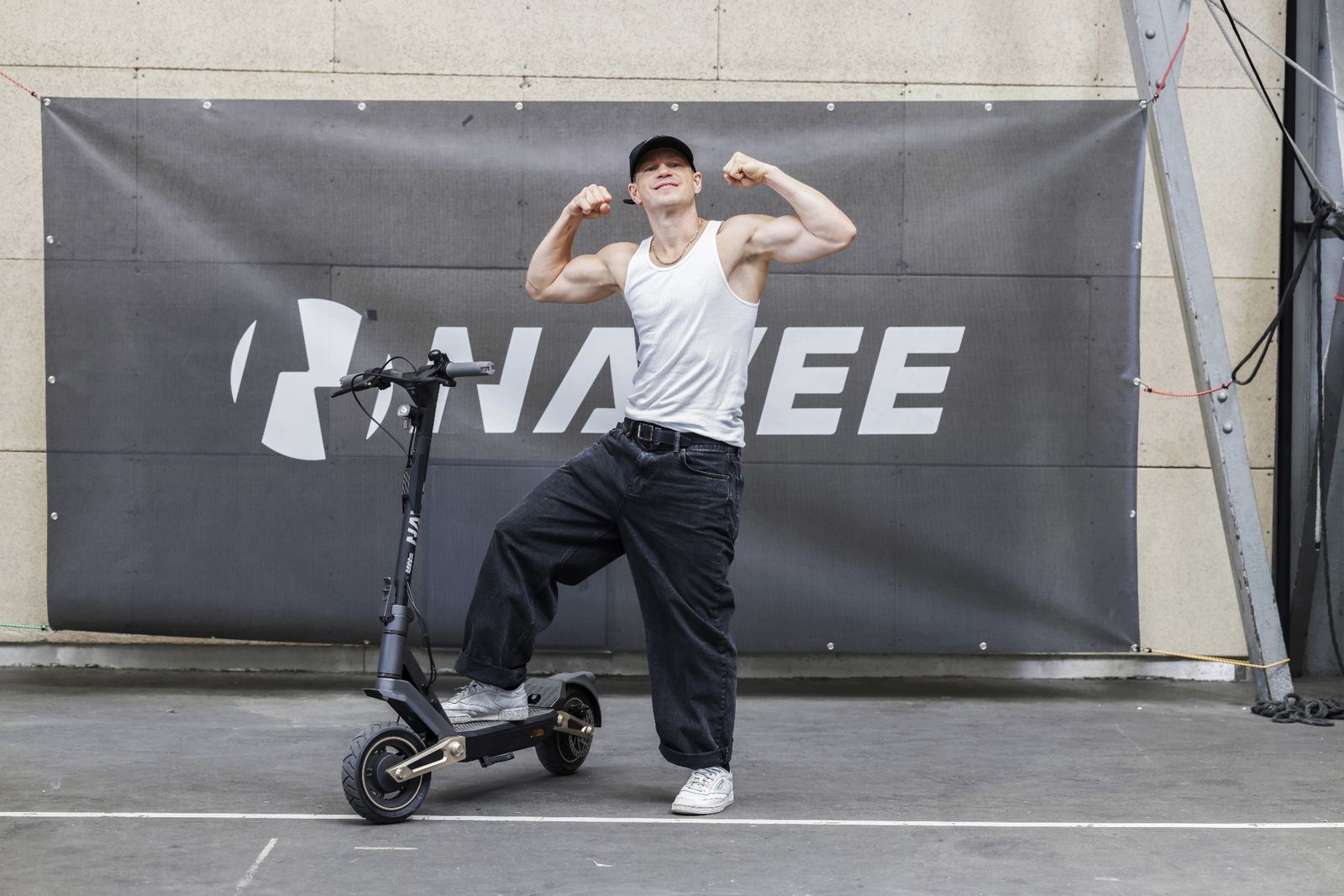 Chris Böhm freut sichüber den ersten Weltrekord auf einem NAVEE E-Scooter (Bildquelle: @RAKOS)