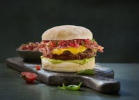 Guacamole Cheeseburger mit dem Sauerteig Bun von Schulstad Bakery Solutions Guacamole Cheeseburger mit dem Sauerteig Bun von Schulstad Bakery Solutions