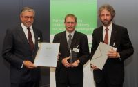 Die glücklichen Preisträger der Sedus Stoll AG aus Waldshut/Dogern: (v. l. n. r.) Dr. Bernhard E. K Die glücklichen Preisträger der Sedus Stoll AG aus Waldshut/Dogern: (v. l. n. r.) Dr. Bernhard E. K