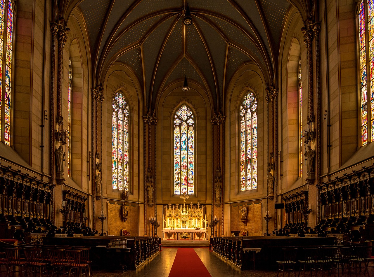 Kirche, Kathedrale, Altar (Bildquelle: @Leonhard Niederwimmer auf Pixabay)