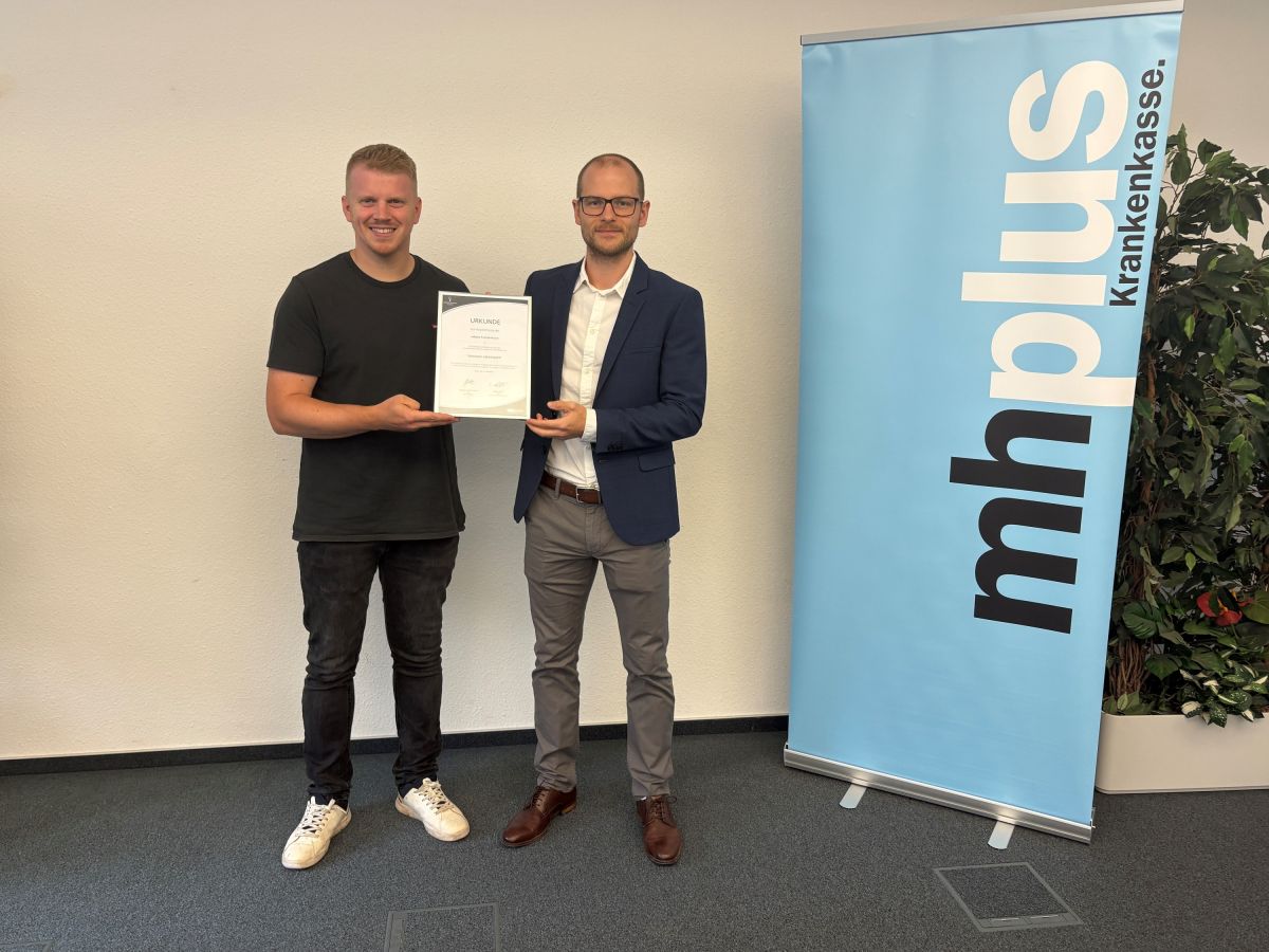 Jannik Tillmann, mhplus (links), bei der Urkundenübergabe mit Joshua Baaken, EUPD. (© mhplus Krankenkasse/Jannik Tillmann)