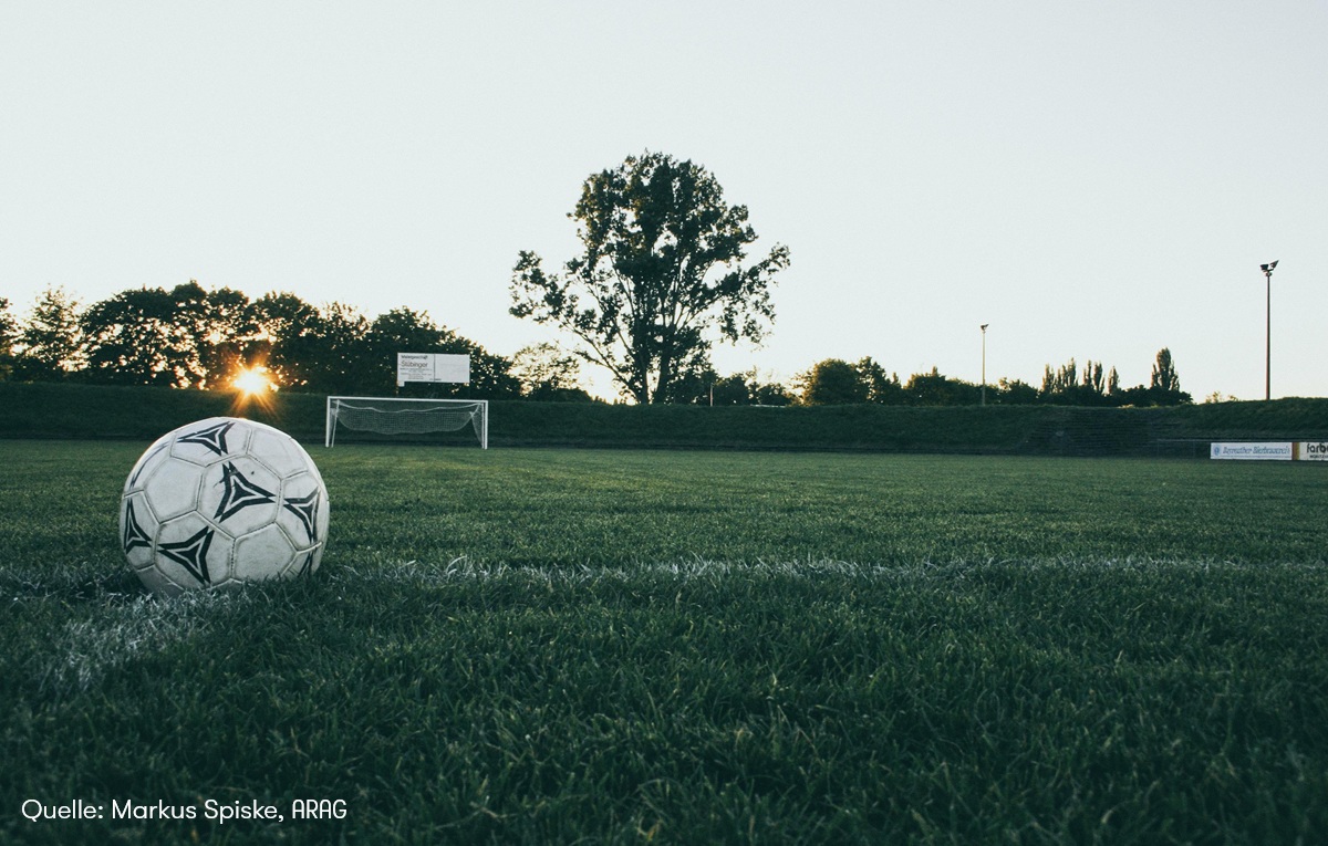 ARAG Experten mit Fakten zu Fußballverletzungen und Urteilen rund ums Grün (Die Bildrechte liegen bei dem Verfasser der Mitteilung.)