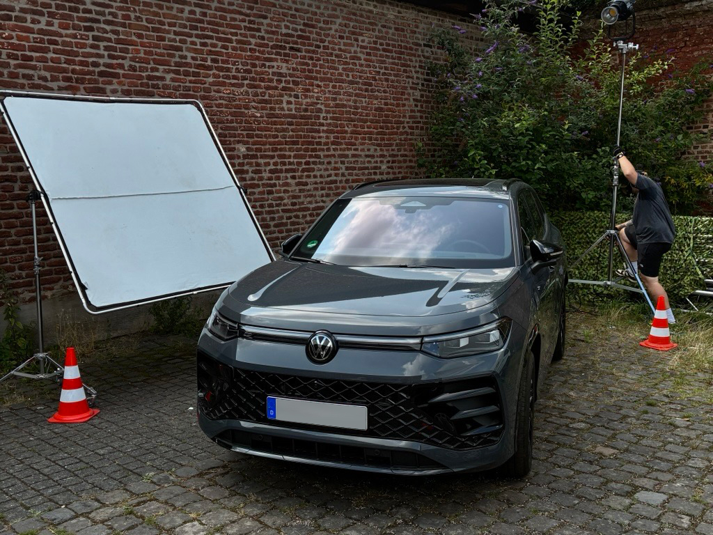Der Volkswagen Tayron eHybrid am Filmset bei TV-Serie (Bildquelle: Brandplace)
