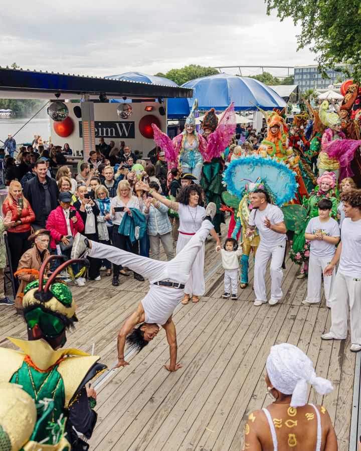 Mit einer bunten Parade ist das Maschseefest in Hannover gestartet. (© Kevin Münkel ) Mit einer bunten Parade ist das Maschseefest in Hannover gestartet. (© Kevin Münkel )