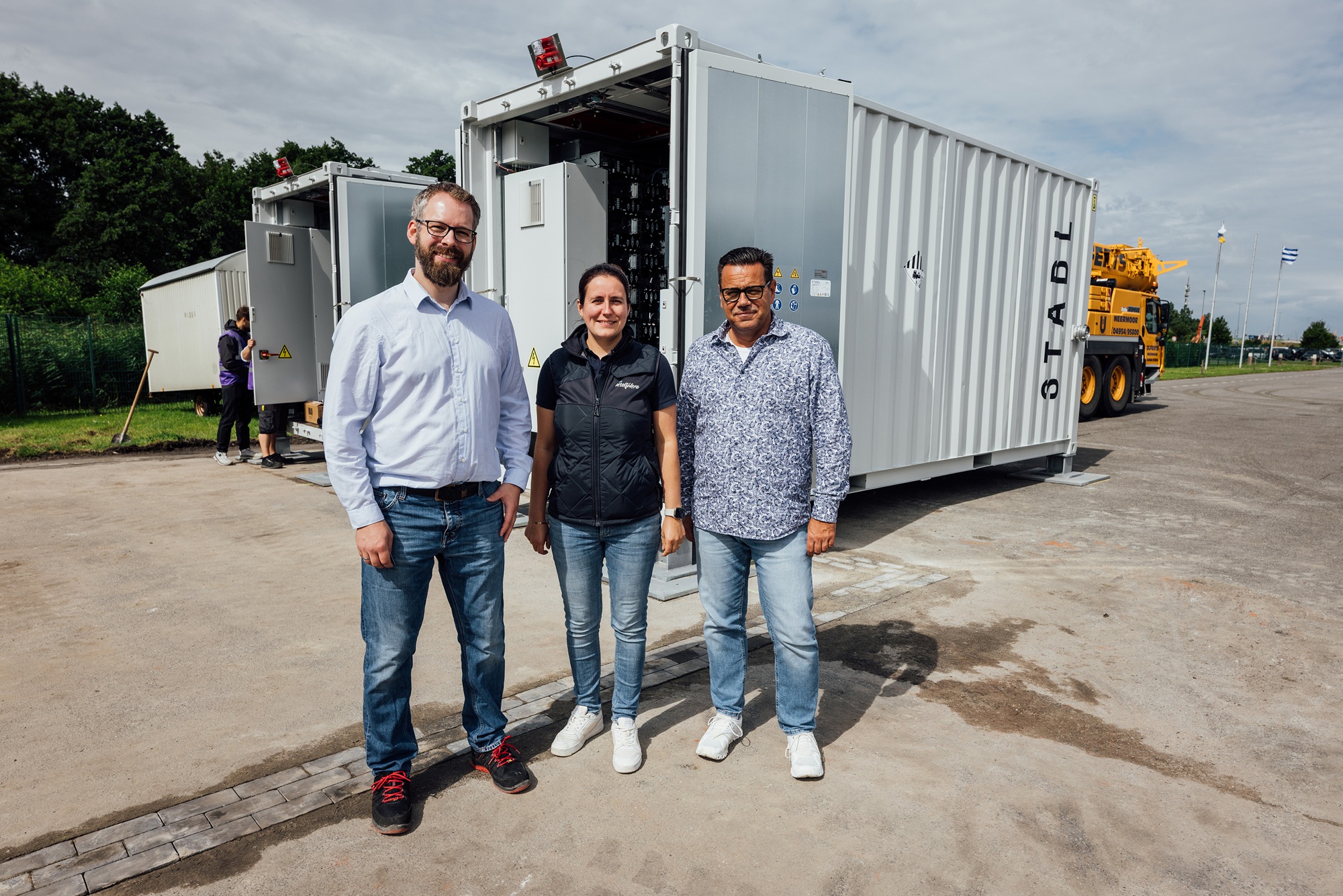 Nahmen den Batteriespeicher in Betrieb (v.l.): Martin Sprehe, Co-Founder Stabl, Maraike Pommer und Olaf Weddermann, beide Frisia.