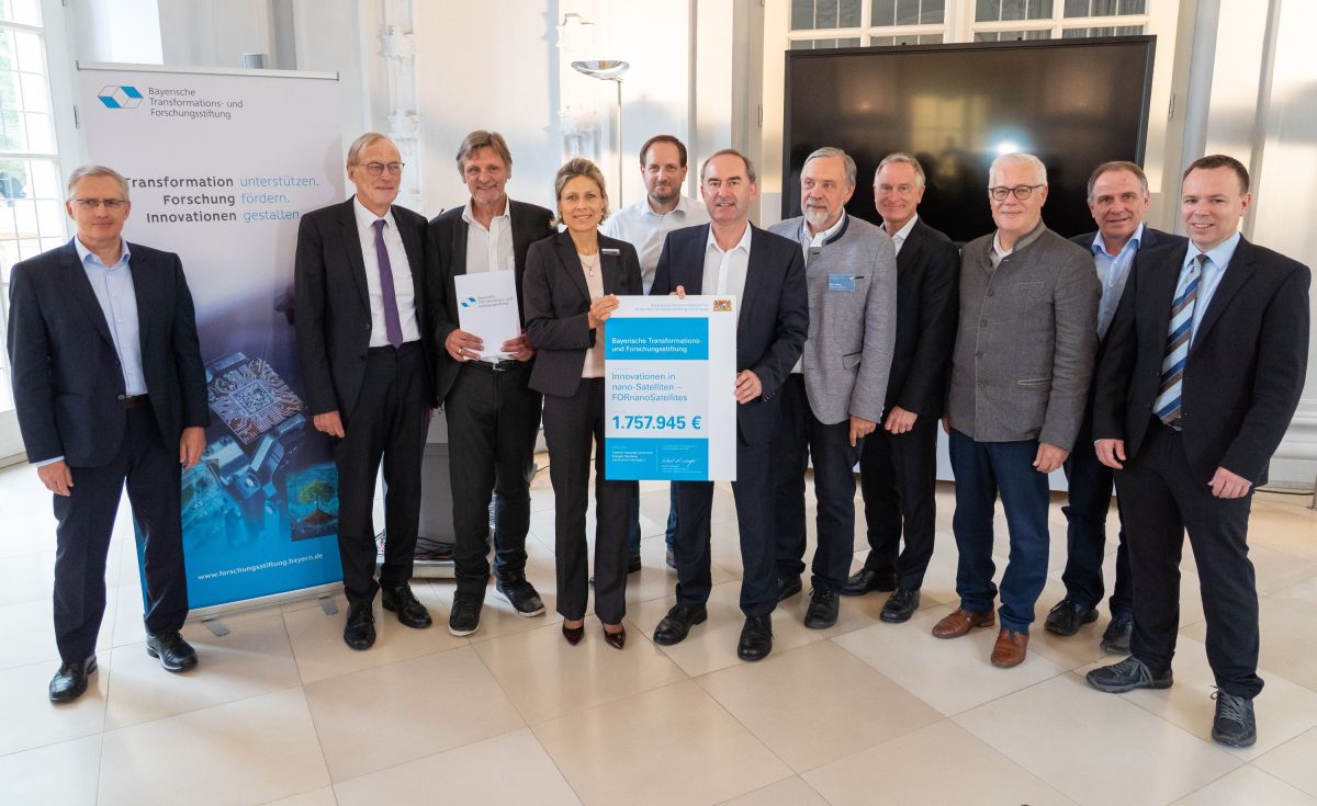Bayerns Wirtschaftsminister Aiwanger übergibt Förderbescheid über 1,8 Mio. Euro an FORnanoSatellites (© StMWi/Bastian Brummer) Bayerns Wirtschaftsminister Aiwanger übergibt Förderbescheid über 1,8 Mio. Euro an FORnanoSatellites (© StMWi/Bastian Brummer)