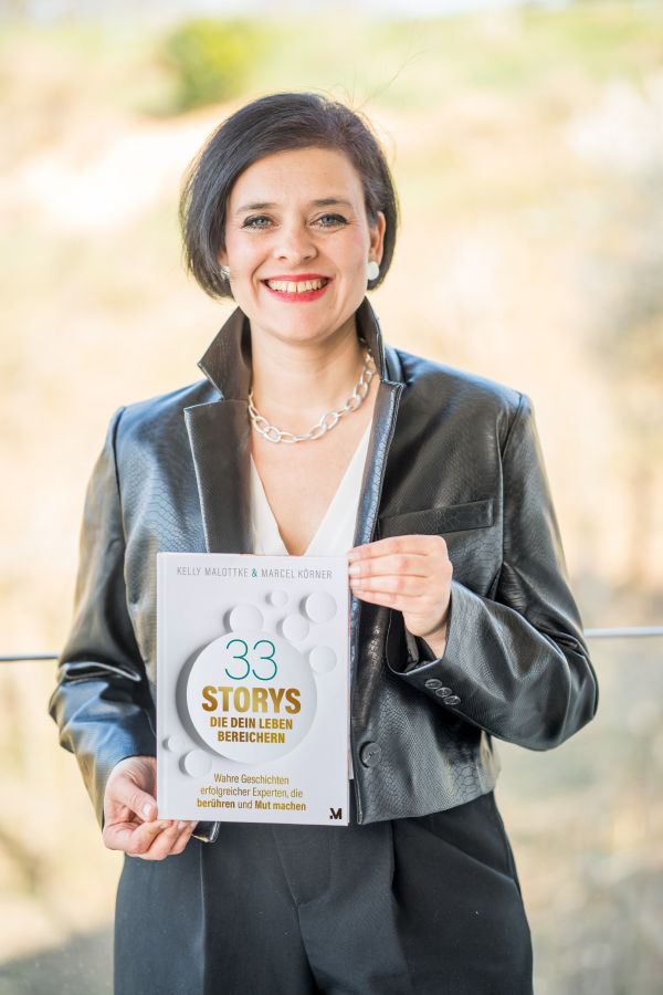Verlegerin und Autorin Kelly Malottke präsentiert den Bestseller in rekordverdächtigen Buchpremiere  (© Justin Bockey)