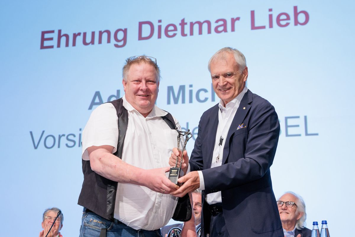 Adam Michel (r.) hielt die Laudatio auf Dietmar Lieb (l.) und überreichte ihm die AMSEL-Skulptur (© © AMSEL e.V. / Jan Potente) Adam Michel (r.) hielt die Laudatio auf Dietmar Lieb (l.) und überreichte ihm die AMSEL-Skulptur (© © AMSEL e.V. / Jan Potente)