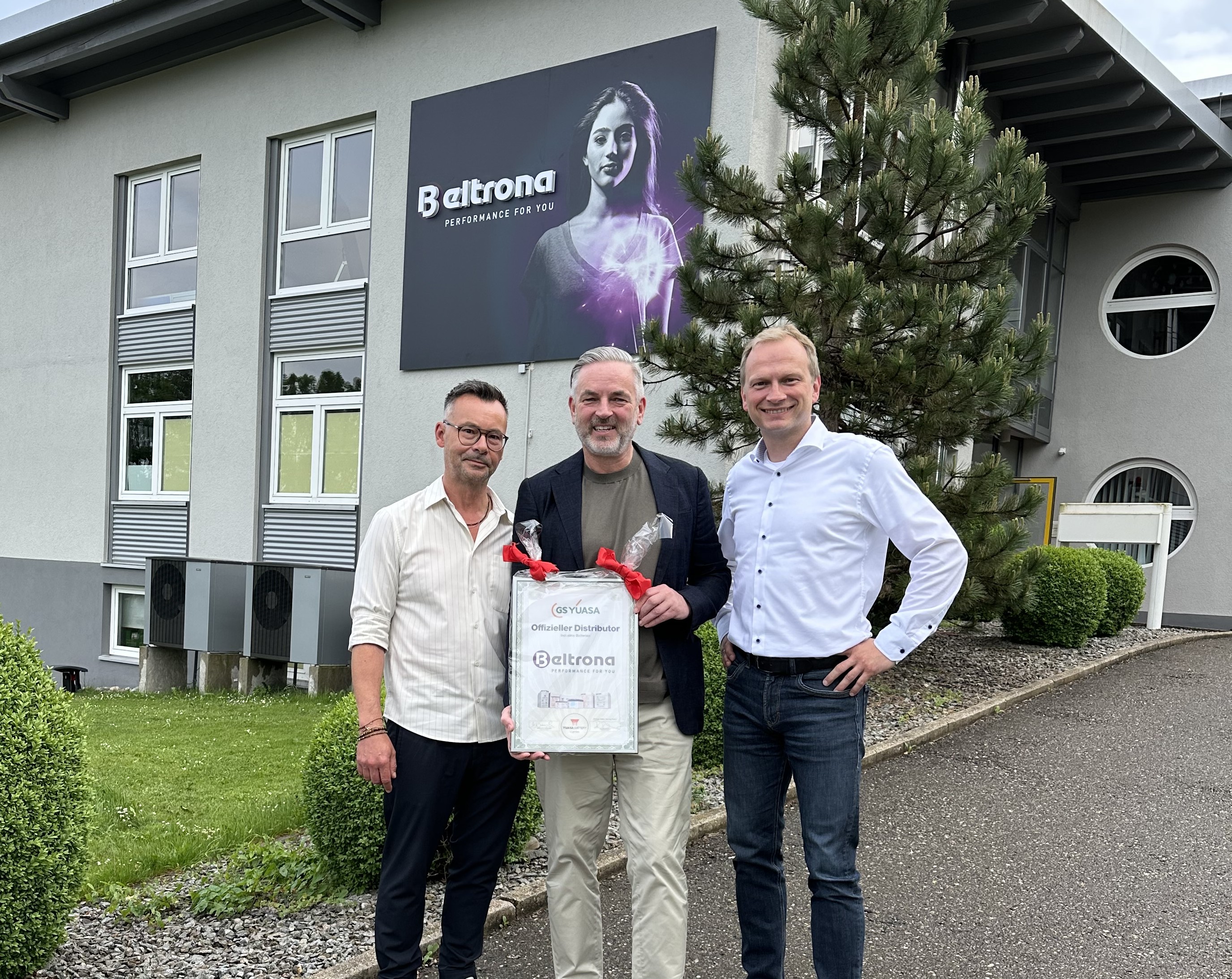 Tomi Dezman, Christian Berger (beide Beltrona) und Erik Rothe (GS YUASA Battery Germany) (Bildquelle: GS Yuasa) Tomi Dezman, Christian Berger (beide Beltrona) und Erik Rothe (GS YUASA Battery Germany) (Bildquelle: GS Yuasa)