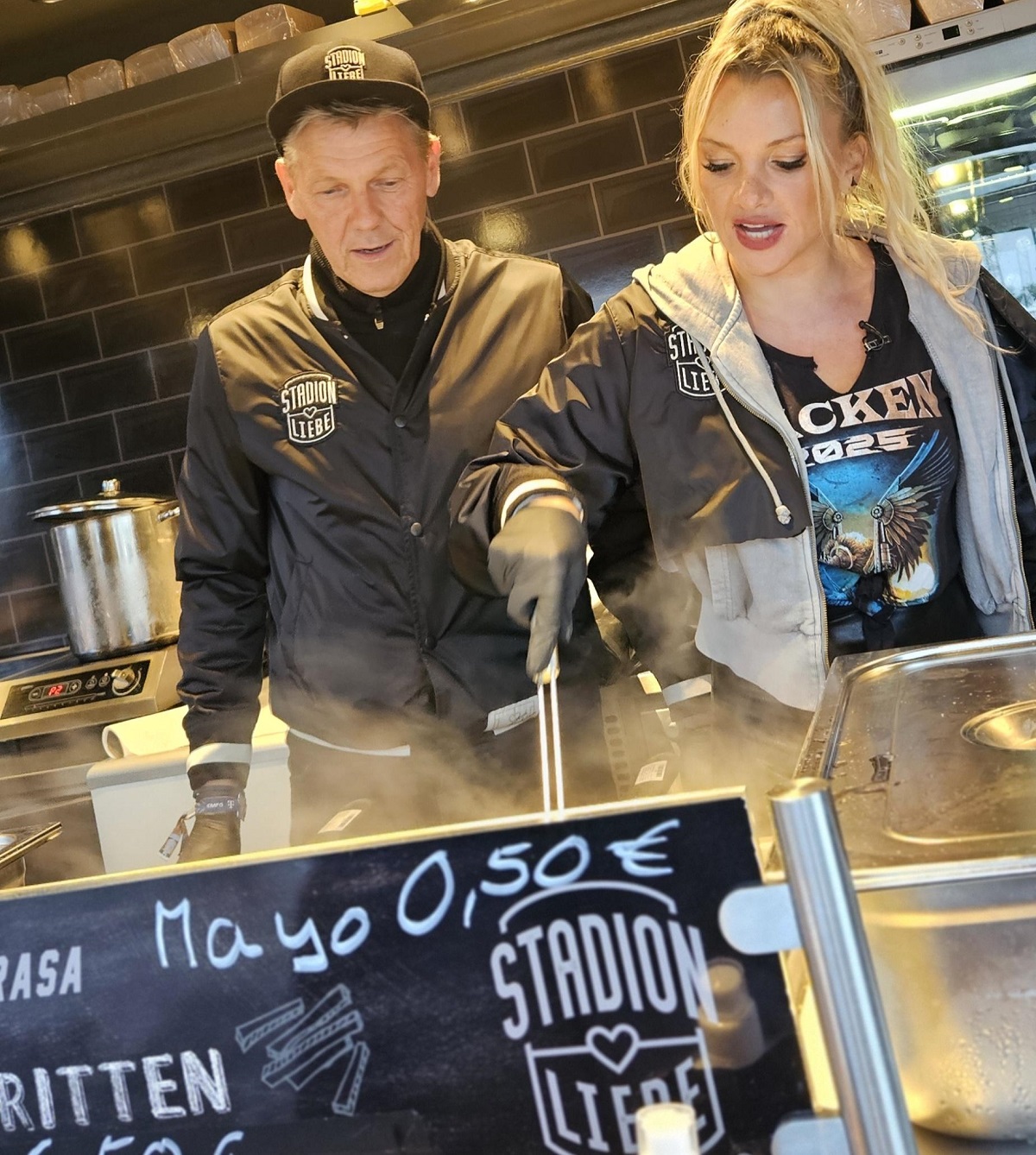 Ein besonderes Highlight war der Besuch von Evelyn Burdecki, dem Gesicht der Marke Stadionliebe®. Ein besonderes Highlight war der Besuch von Evelyn Burdecki, dem Gesicht der Marke Stadionliebe®.