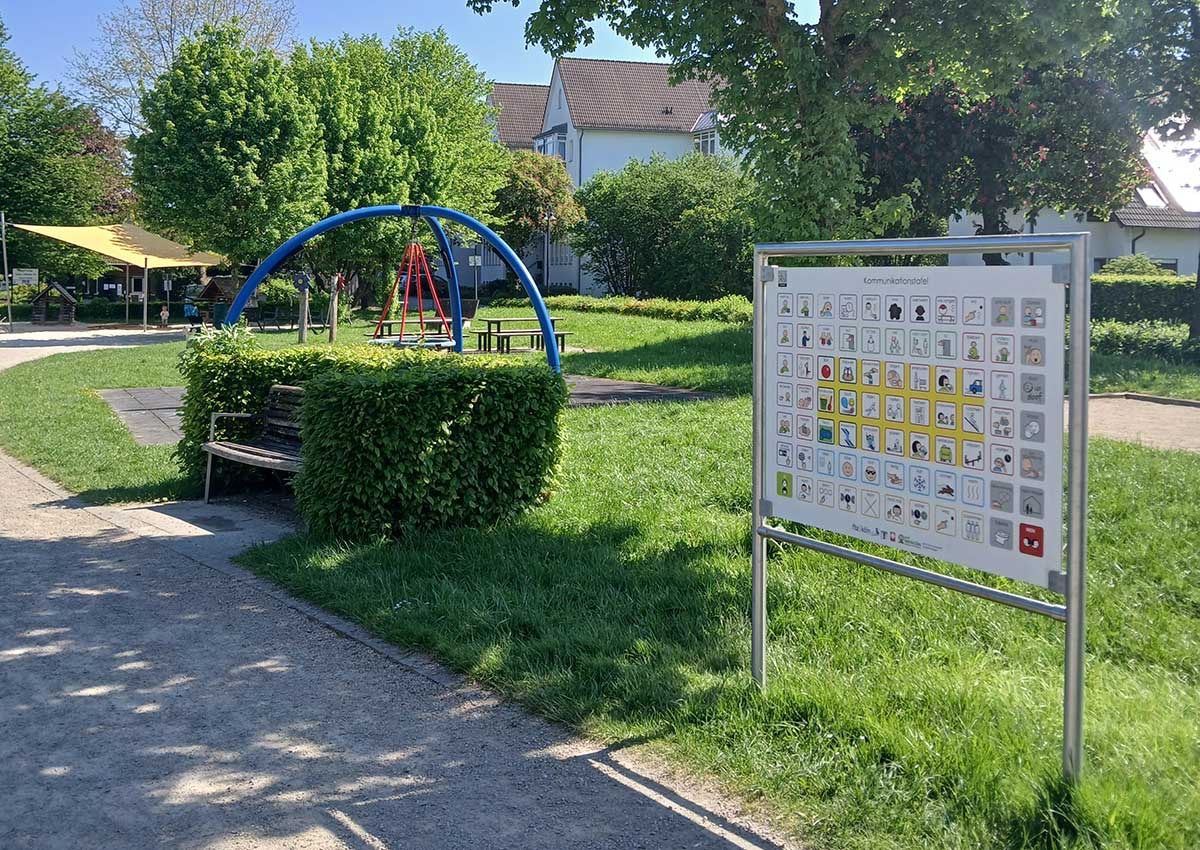 Spielplatz mit Kommunikationstafel im Kurpark Eslohe  (© Gemeinde Eslohe / Spielplatztreff.de)