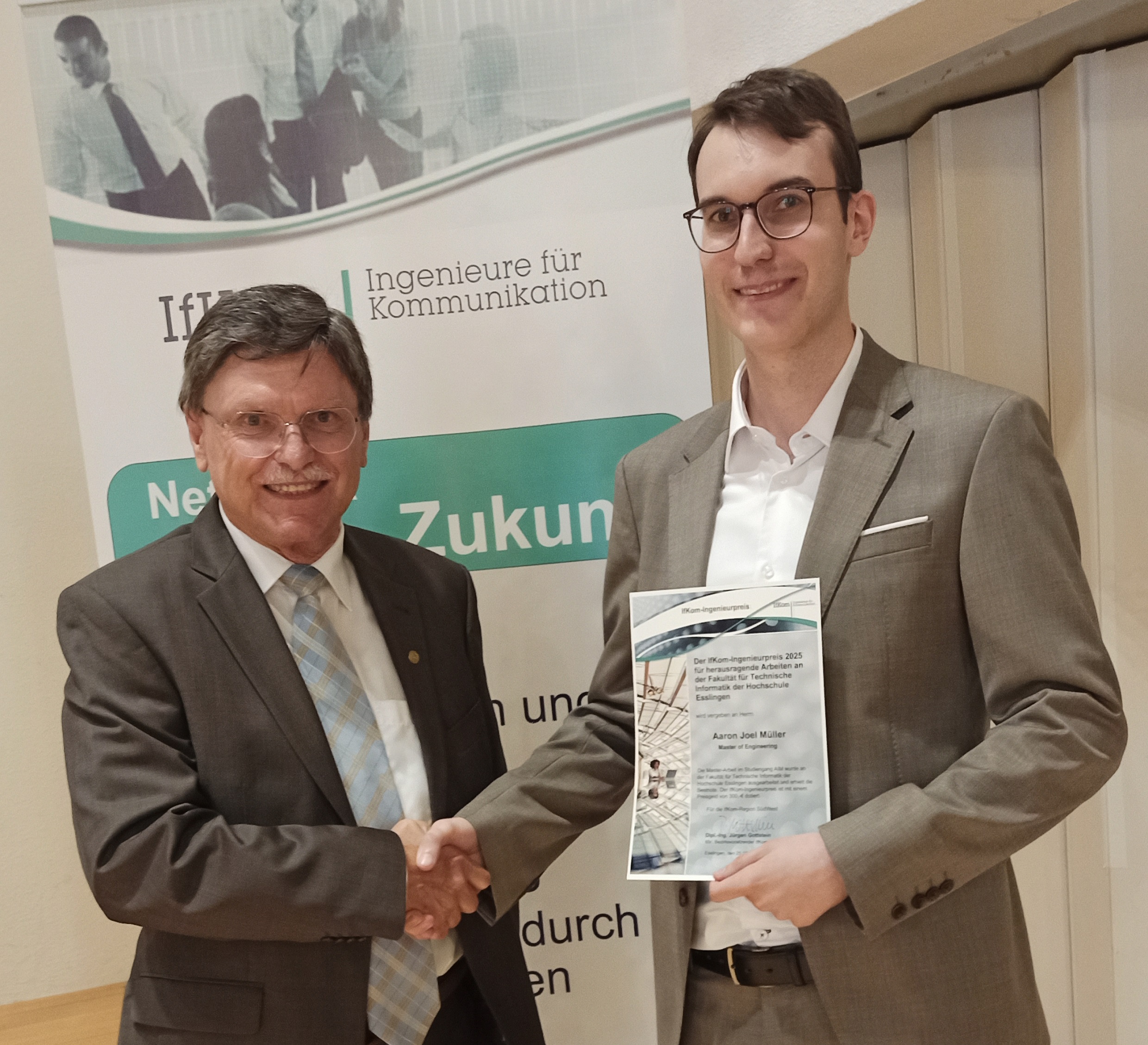 Foto: v.l.n.r.:,Jürgen Gottstein (IfKom), Aaron Müller (Preisträger) Abdruck honorarfrei