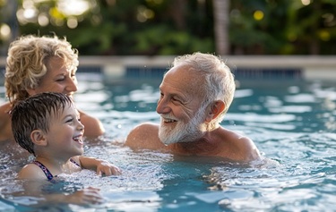 Mit Oma und Opa im Pool © KKStock  stock.adobe.com