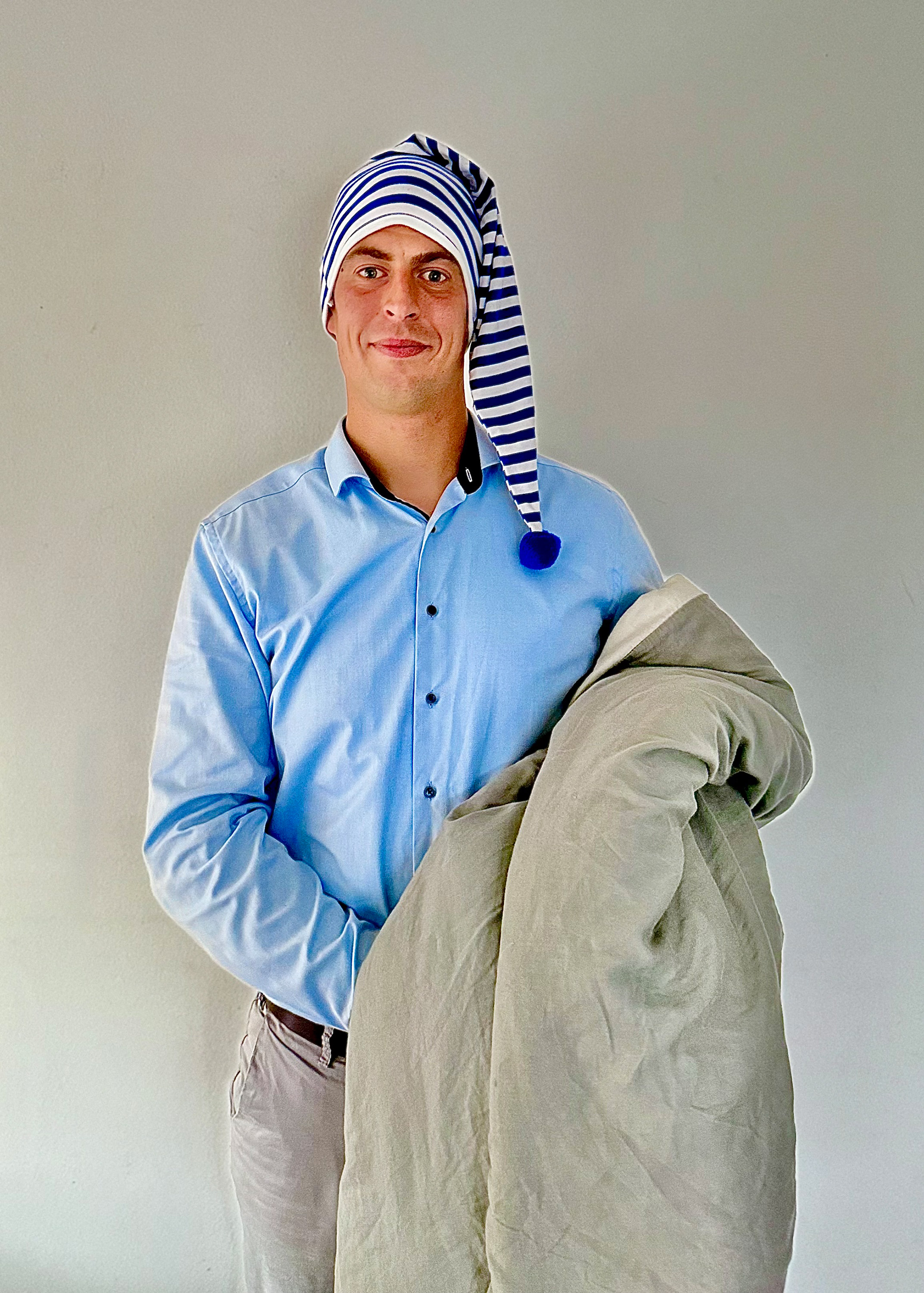 Unternehmensgründer Tim Sievers mit der von ihm entwickelten Seitenschläferdecke mit integrierten Flügeln 'Seitentraum'. Unternehmensgründer Tim Sievers mit der von ihm entwickelten Seitenschläferdecke mit integrierten Flügeln 'Seitentraum'.