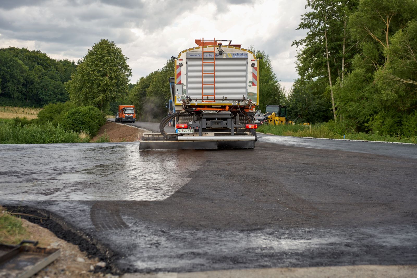 Arbeitseinsatz in Hagelstadt bei der Sanierung einer Gemeindestraße. (Die Bildrechte liegen bei dem Verfasser der Mitteilung.)