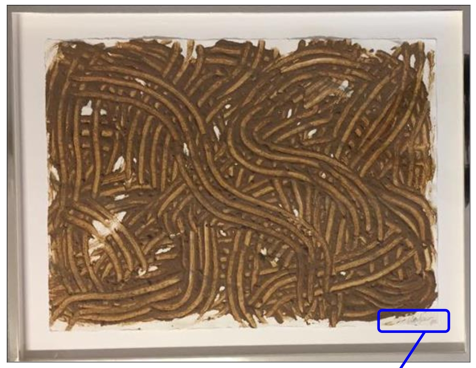 Günther Ueckers Sandbild mit gutachterlich bestätigt echter Signatur (blauer Kasten) (Die Bildrechte liegen bei dem Verfasser der Mitteilung.)