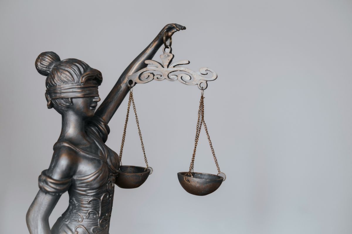 Symbolbild Recht Justitia mit Waage (© Feyza Y?ld?r?m by Unsplash)