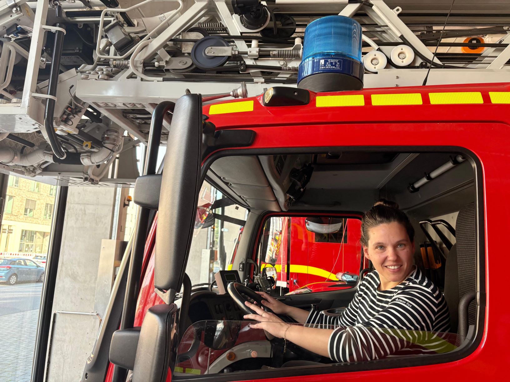 Isabell Rahms am Steuer einer Drehleiter Feuerwehr Autos auf der Feuerwache Mainz Isabell Rahms am Steuer einer Drehleiter Feuerwehr Autos auf der Feuerwache Mainz