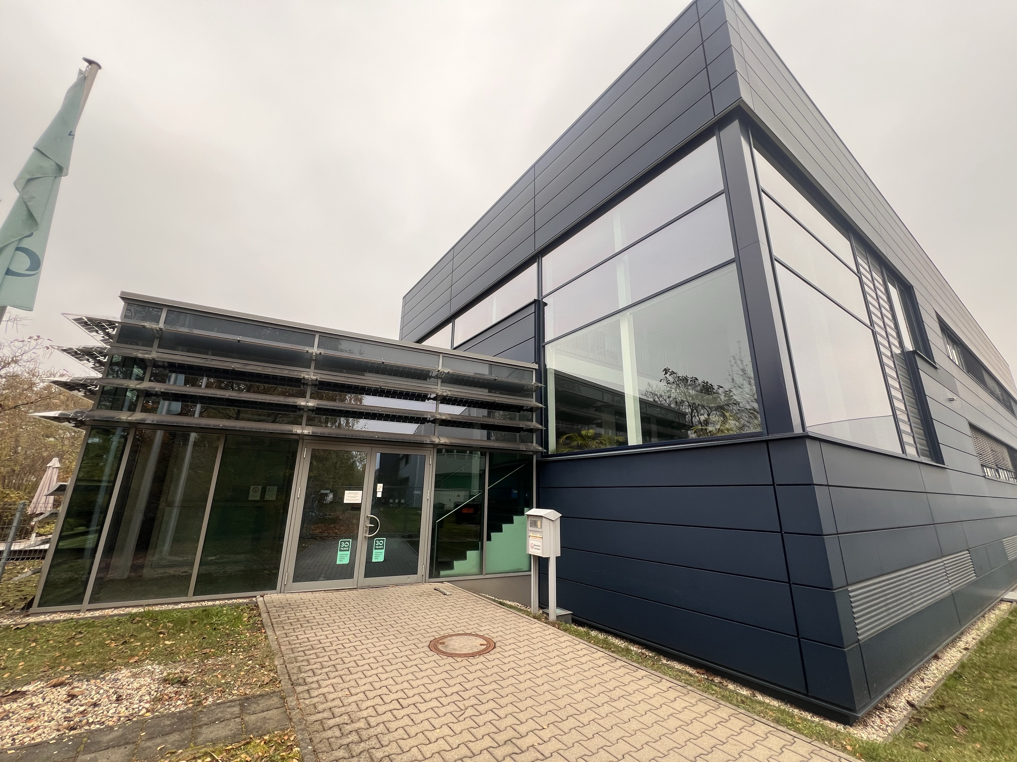 Eingang zum neuen Sirius Business Park in Dresden Eingang zum neuen Sirius Business Park in Dresden