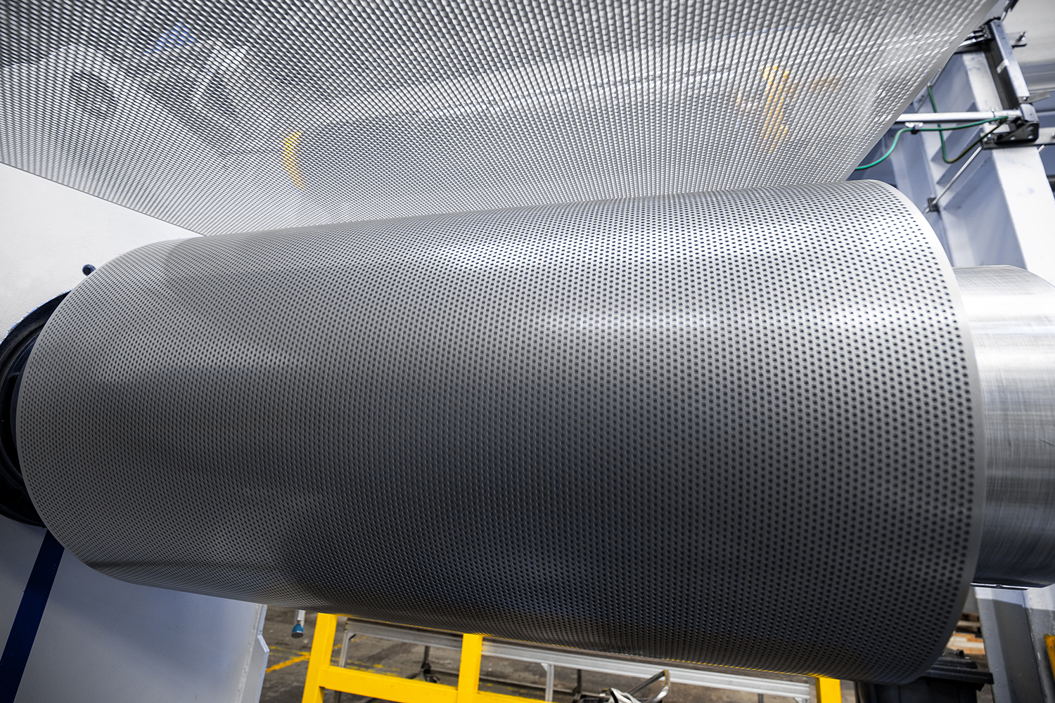 Präzise gestanztes Lochblech für BEMO Systems von SCHÄFER Lochbleche–beim Aufcoilen. (Die Bildrechte liegen bei dem Verfasser der Mitteilung.) Präzise gestanztes Lochblech für BEMO Systems von SCHÄFER Lochbleche–beim Aufcoilen. (Die Bildrechte liegen bei dem Verfasser der Mitteilung.)