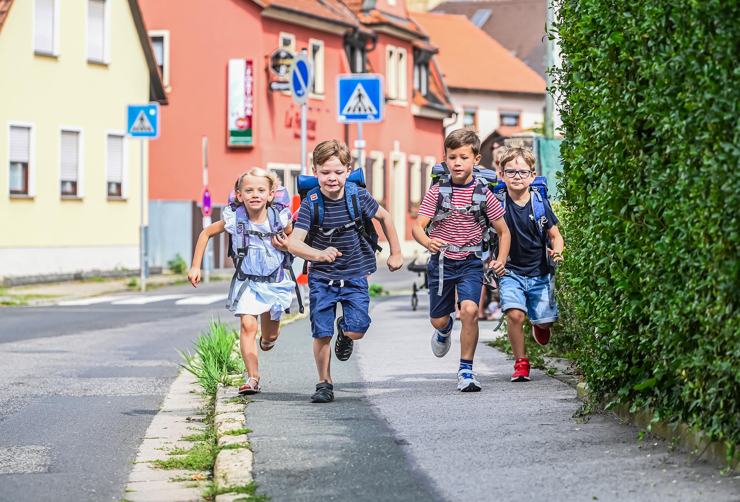Kinder verhalten sich nicht regelkonform. Damit müssen Autofahrer stets rechnen. Foto: HUK-COBURG (Die Bildrechte liegen bei dem Verfasser der Mitteilung.)