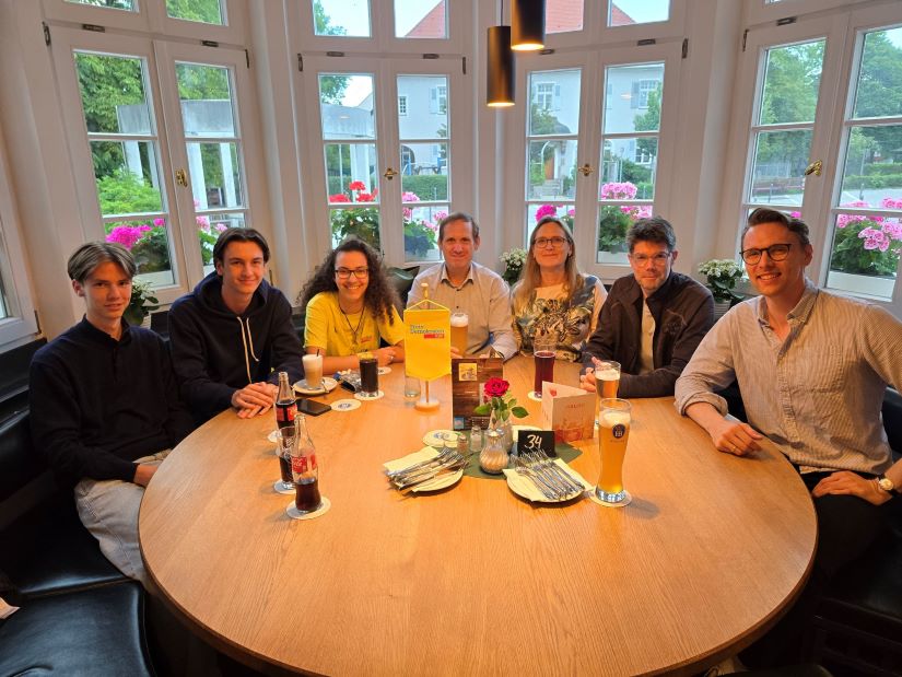 Draußen trüb, drinnen heiter: Der liberale Sommerstammtisch im Haarer Gasthof Post war gut besucht.