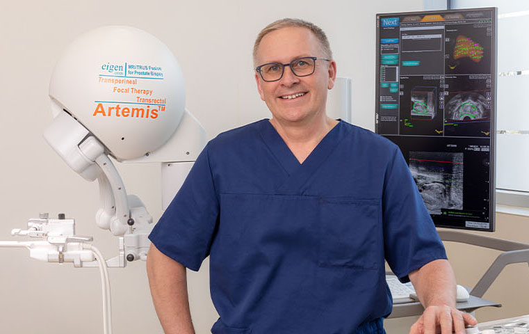 Prof. Dr. Sven Lahme und das Artemis-Prostata-Fusionsbiopsie-System (Die Bildrechte liegen bei dem Verfasser der Mitteilung.) Prof. Dr. Sven Lahme und das Artemis-Prostata-Fusionsbiopsie-System (Die Bildrechte liegen bei dem Verfasser der Mitteilung.)