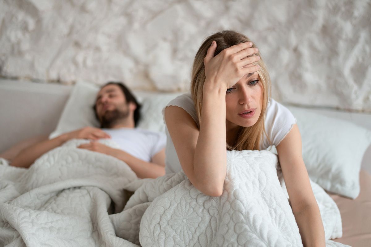 Wenn das Schnarchen zur Belastungsprobe für die Liebe wird. (© iStock / Prostock-Studio)
