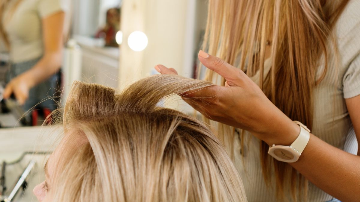 Jenseits des Trends: Balayage Blond für natürliche Schönheit und Selbstbewusstsein. (© iStock / Vagengeym_Elena) Jenseits des Trends: Balayage Blond für natürliche Schönheit und Selbstbewusstsein. (© iStock / Vagengeym_Elena)