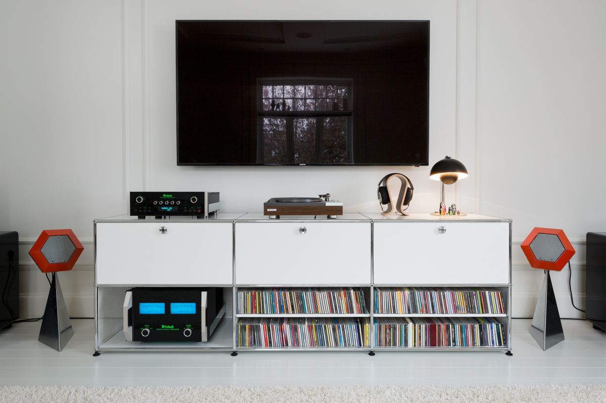 USM Haller Sideboard mit integrierter Smart-Home-Technik: Designklassiker trifft digitale Innovation (© blucom / USM Haller) USM Haller Sideboard mit integrierter Smart-Home-Technik: Designklassiker trifft digitale Innovation (© blucom / USM Haller)