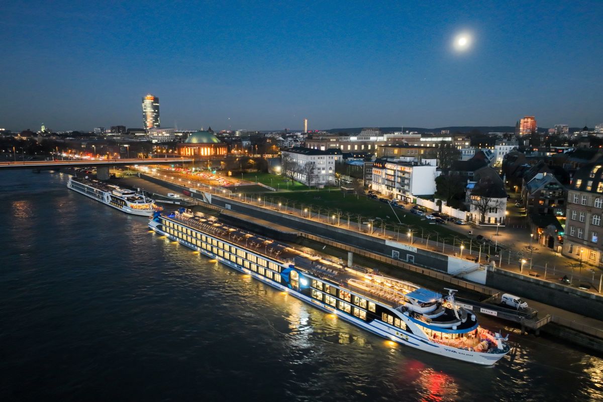 Hotelschiff VIVA RIVERSIDE am Düsseldorfer Altstadtufer mit Kreuzfahrt-Flair (© Foto VIVA RIVERSIDE)