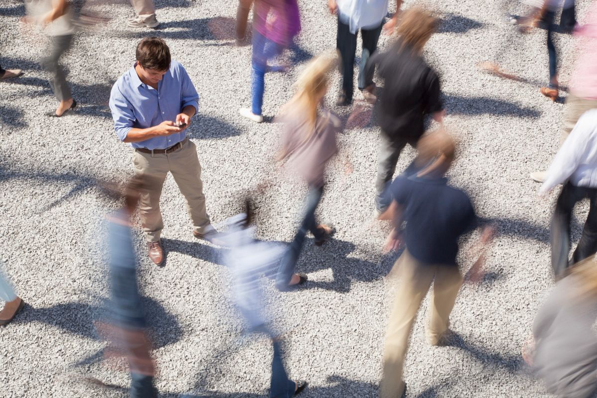 Das Smartphone als Filterblase: Während die KI eine scheinbar definitive Antwort liefert, verschwind (© iStock / Rob Daly) Das Smartphone als Filterblase: Während die KI eine scheinbar definitive Antwort liefert, verschwind (© iStock / Rob Daly)