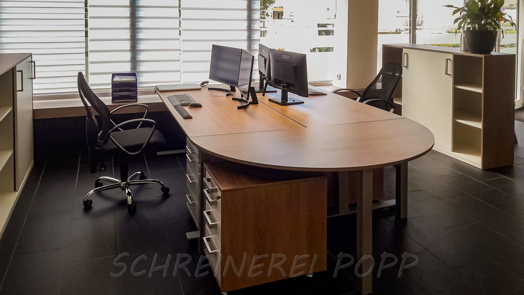 © Schreinerei Popp – Büromöbel und elektrisch höhenverstellbare Schreibtische © Schreinerei Popp – Büromöbel und elektrisch höhenverstellbare Schreibtische