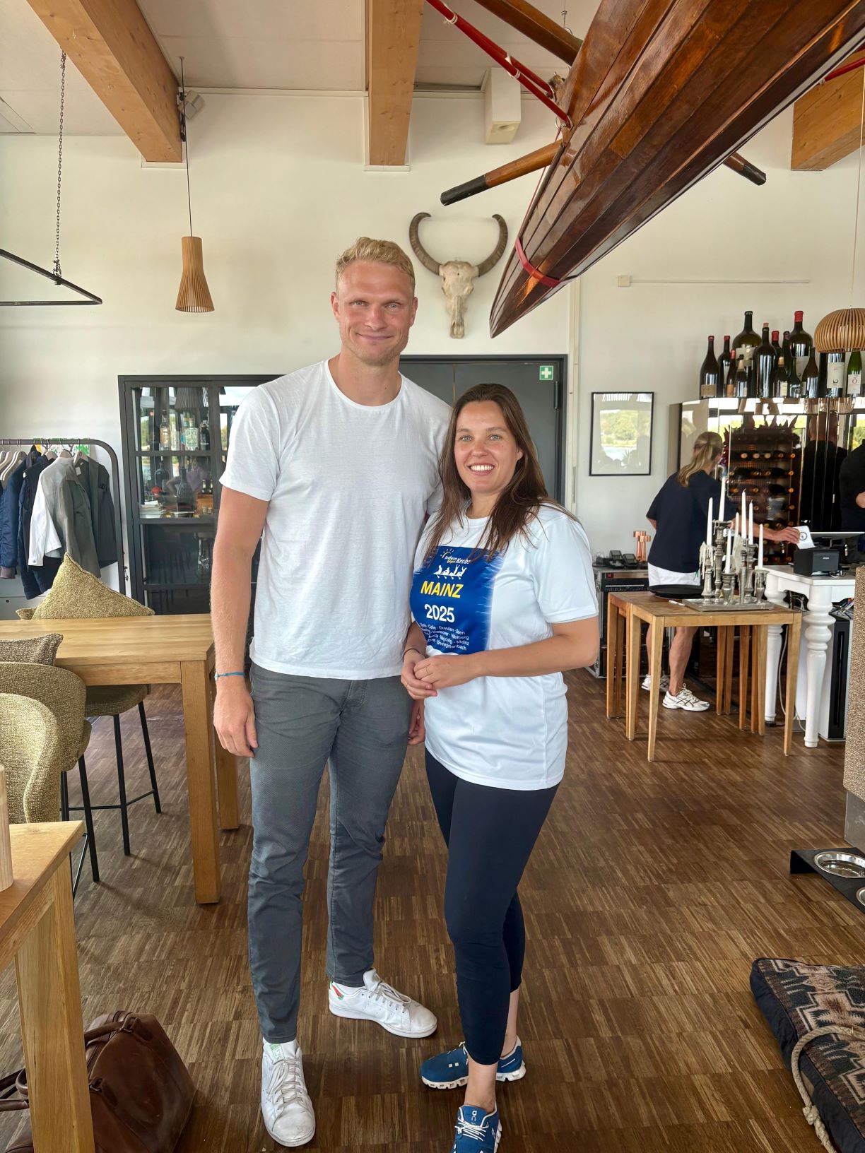 Isabell Rahms und Olympiasieger Oliver Zeidler beim Rudern gegen Krebs in Mainz