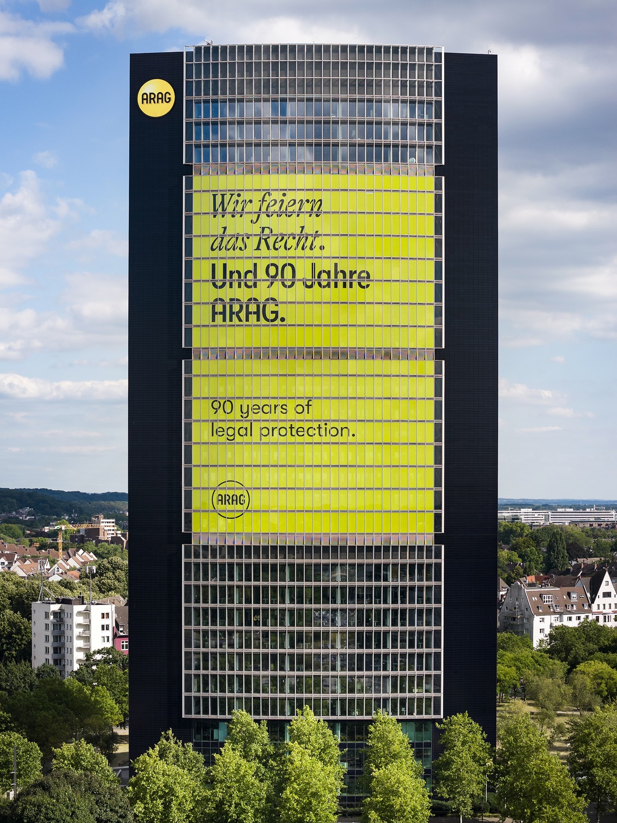 125-Meter-Fassade des ARAG Towers mit Jubiläumsmotiv (Die Bildrechte liegen bei dem Verfasser der Mitteilung.)