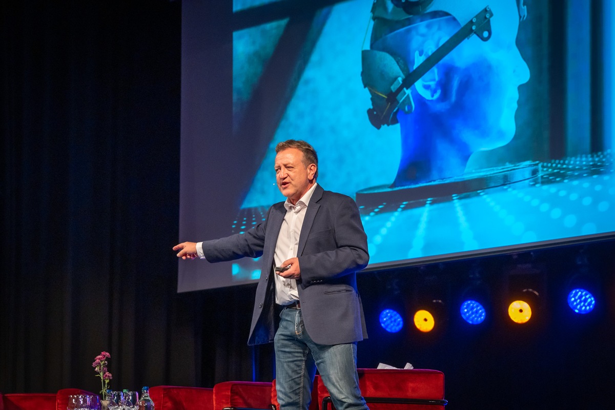 Holger Hagenlocher bei einer Keynote zur Transformation der Kommunikationsbranche im Juli 2025 (Die Bildrechte liegen bei dem Verfasser der Mitteilung.)